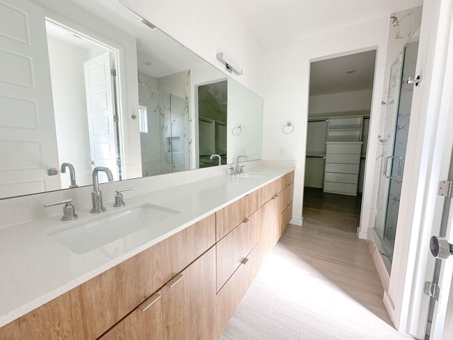 Building Photo - 424 Deer Path Lp