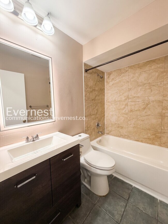 Building Photo - 3 Bed/2 Bath Home with Garage / Pet-Friendly / Vouchers Accepted / Available Now!