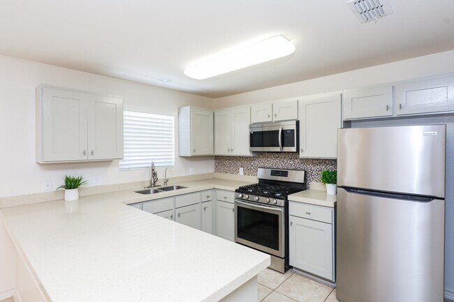 Building Photo - 9813 Sandhill Dr