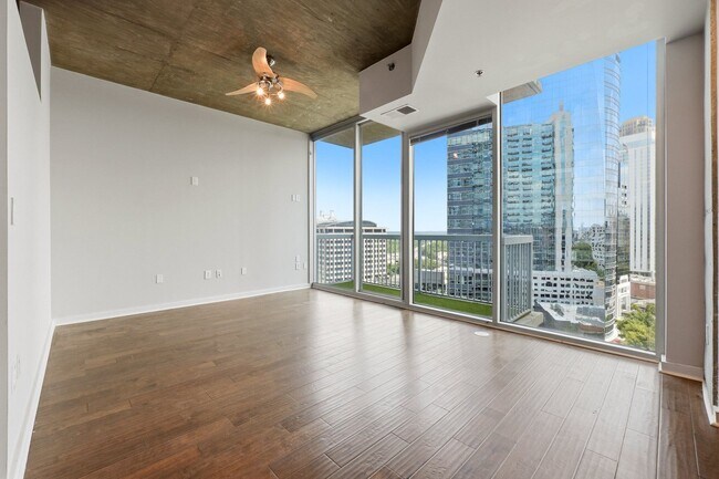 Building Photo - One bedroom condo located in heart of Buckhead!