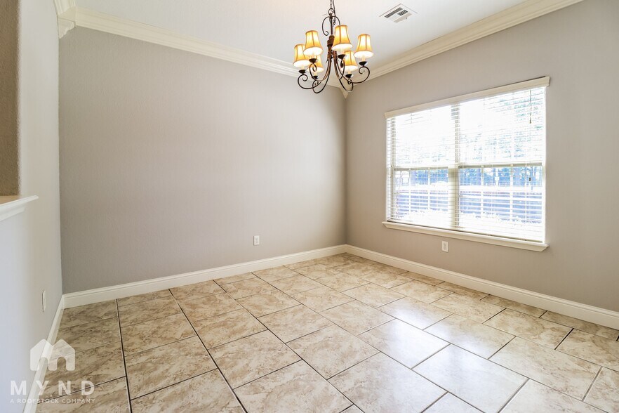 Building Photo - 100 NE Chicory Ln
