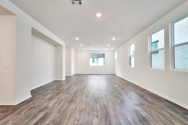 Building Photo - 729 Daniel Freeman Cir