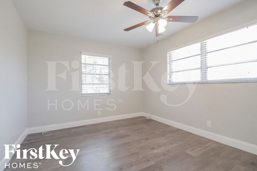 Building Photo - 4521 NW 12th Ave