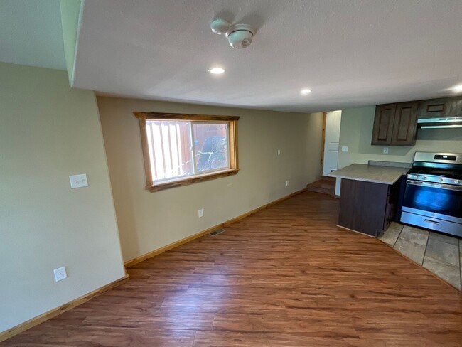 Building Photo - 2 Bedroom Home Available Near Manitou Ave ...