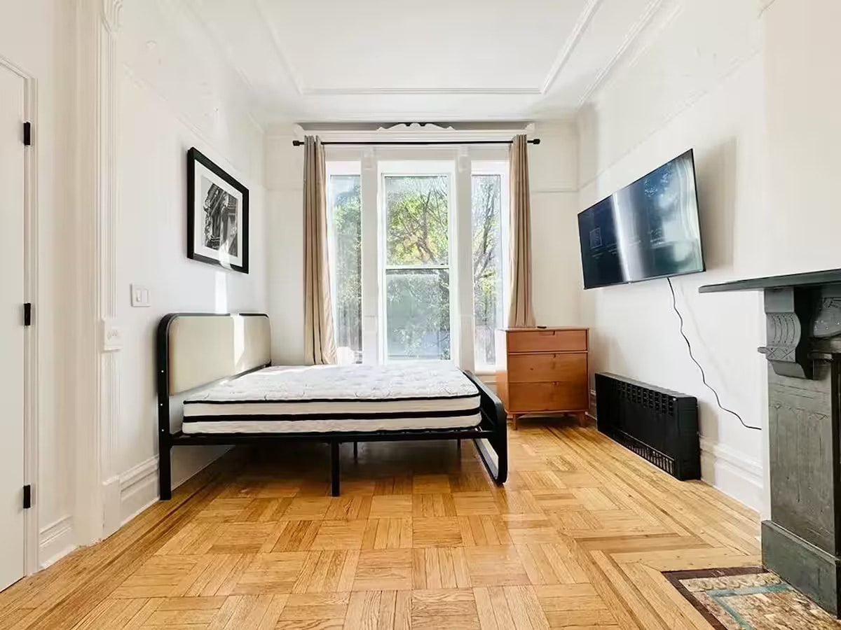 Building Photo - Furnished room/NOT APARTMENT