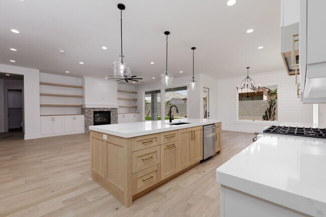 Building Photo - Stunning 5 bed 4 bath with RV Garage