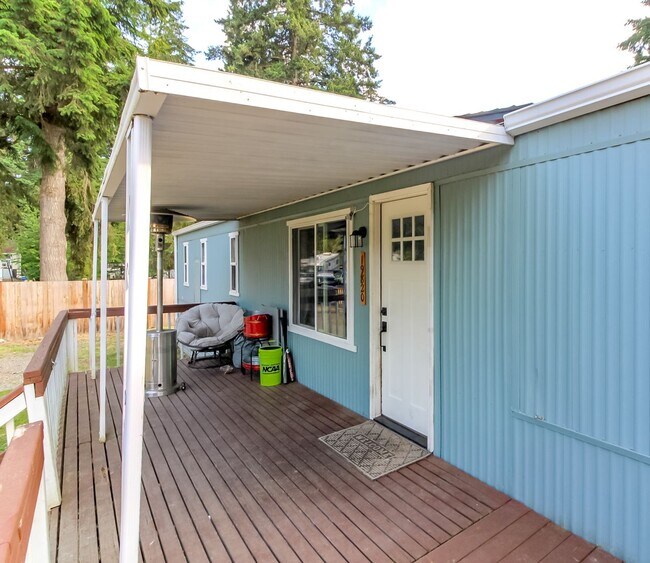 Building Photo - Updated 2 bedroom manufactured home on large corner lot