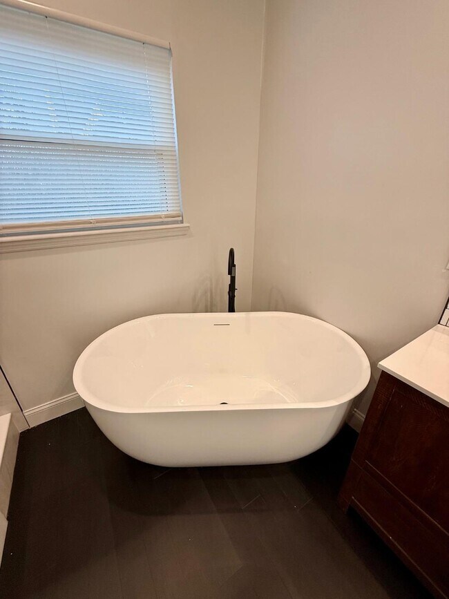 Building Photo - 800 Palomino Ln