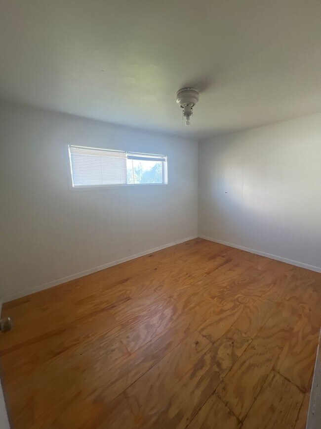 Building Photo - 2 bedroom home for lease with garage and apartment above garage