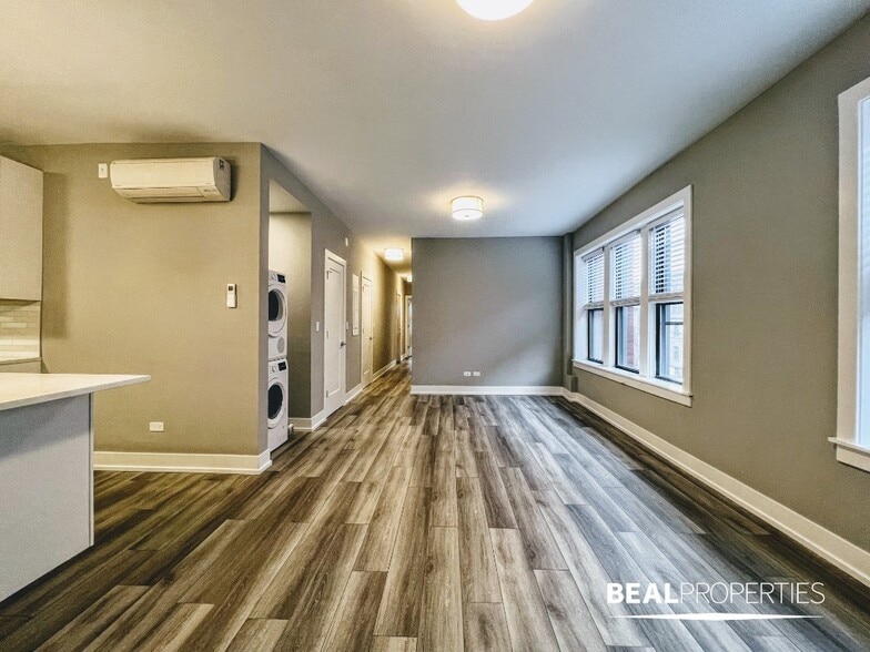 Building Photo - 3935 N Janssen Ave