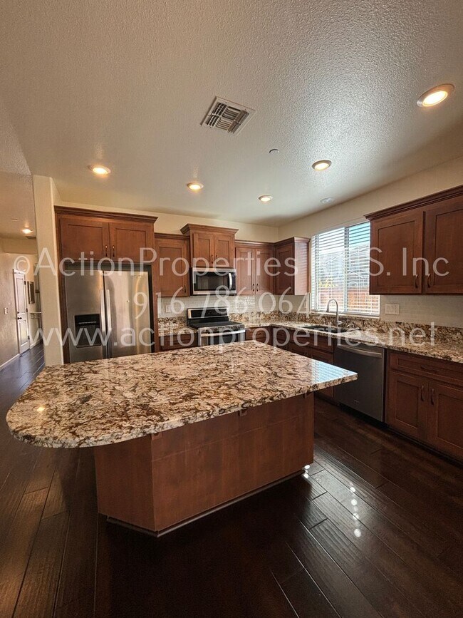 Building Photo - Solar Rocklin Gated Single Story: Close To Shopping 3 Bedroom 2 Bath, Covered Patio, Low Maintena...