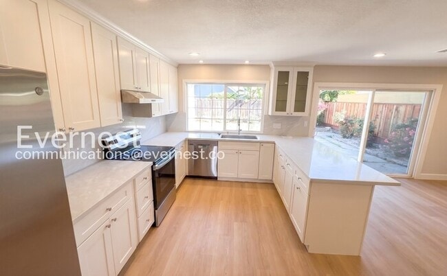 Building Photo - 4-Bed/2-Bath Home /Available Now!