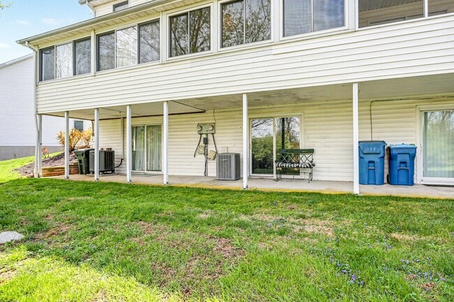 Building Photo - Two bedroom, one bathroom interior townhome in Mechanicsburg near Lisburn Rd.