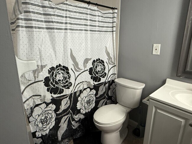 Building Photo - 1118 N H St