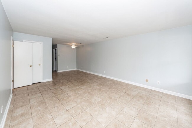 Building Photo - 2 Bedroom, 1.5 Bathroom Townhome in Island Bluff - James Island