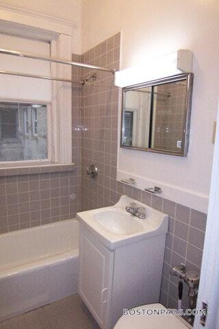 Building Photo - 137 Park Dr