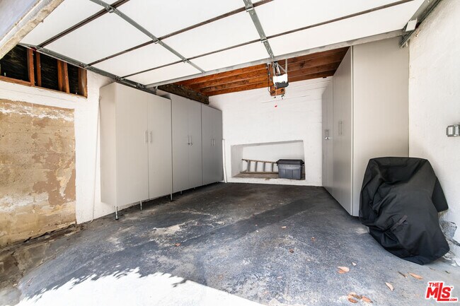 Building Photo - 1761 N Orange Grove Ave