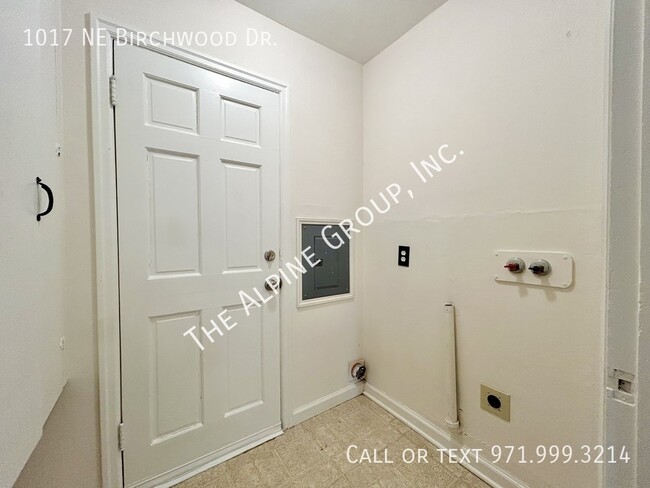 Building Photo - 1017 NE Birchwood Dr