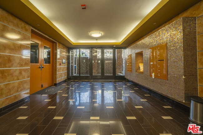 Building Photo - 871 Crenshaw Blvd