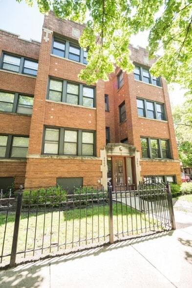 Primary Photo - 1448 W Cornelia Ave