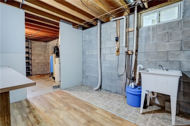 Building Photo - 681 NY-364