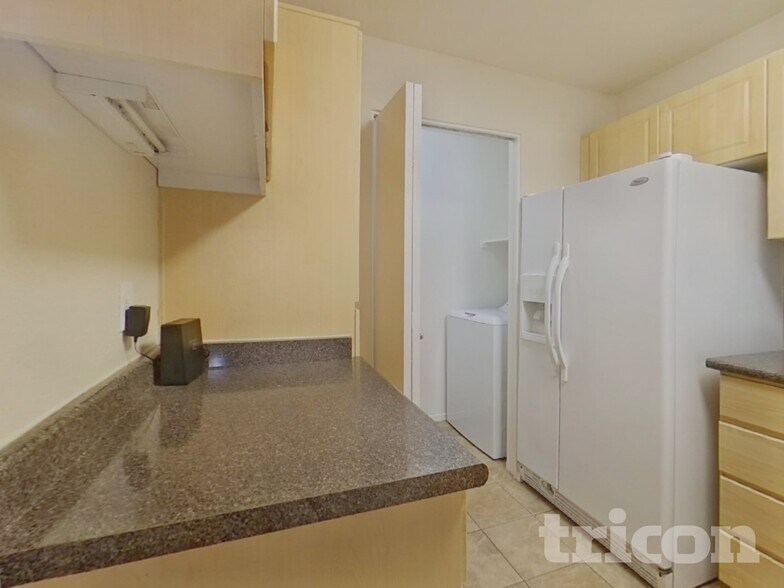 Building Photo - 1880 E Morten Ave