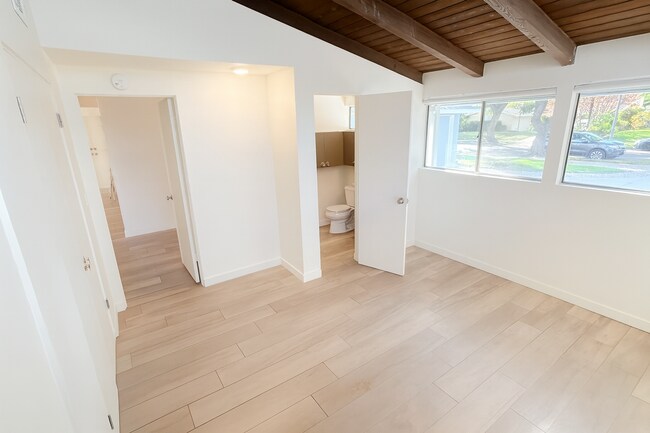 Building Photo - Mid-Century-Inspired 3-Bed / 2-Bath Home — Clean Lines, Modern Upgrades & Quiet Living