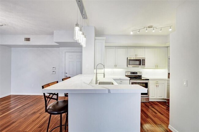 Building Photo - 2421 NE 65th St