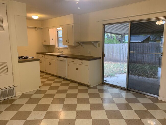 Building Photo - Lovely 4/2 in Brentwood Neighborhood