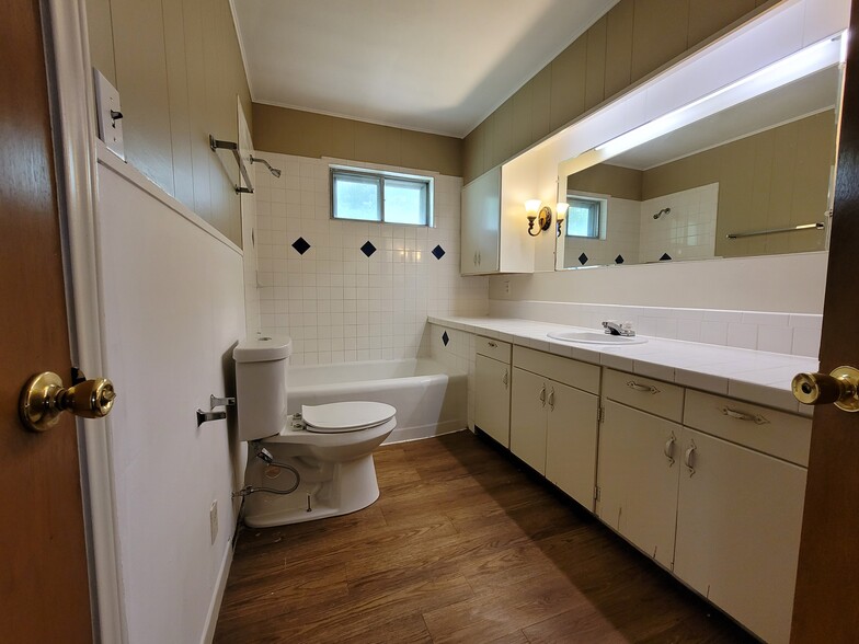 Building Photo - 703 Booker St