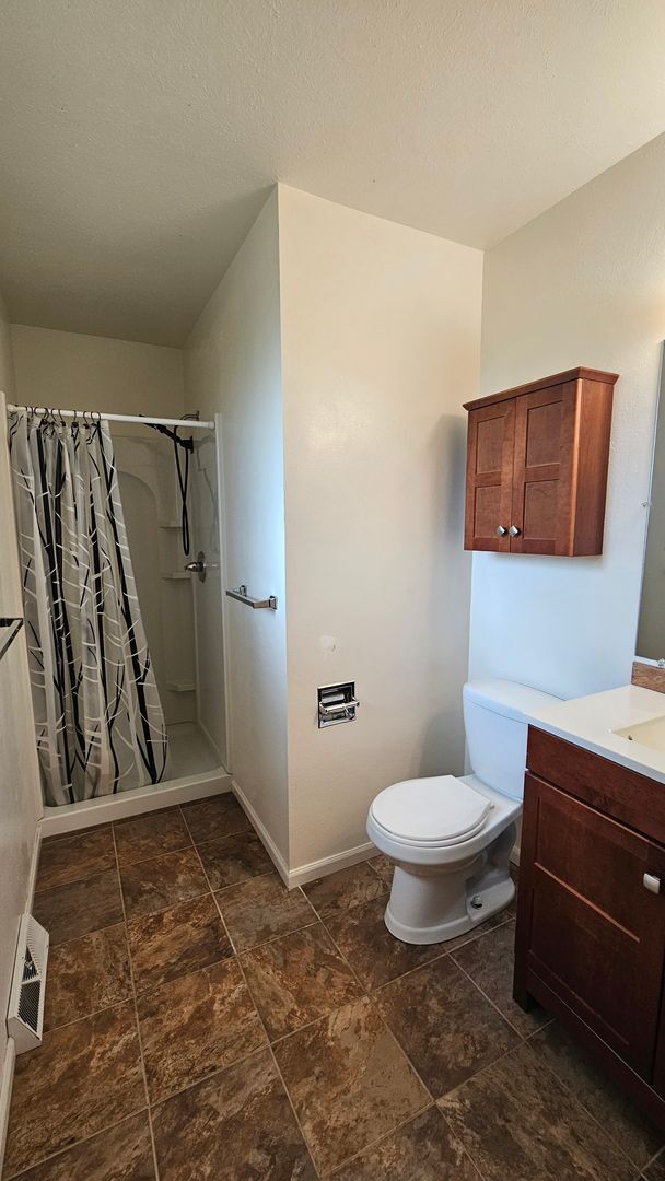 Building Photo - Spacious Bi Level home backing to open spa...