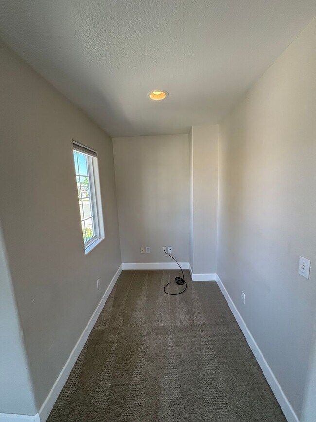 Building Photo - NW Two story home, located in Foxwood subd...