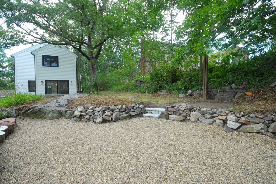 Building Photo - 9 Ledge St