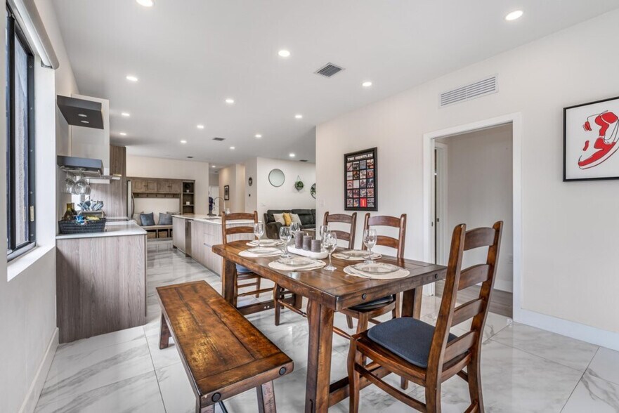 Building Photo - 828 SW 14th Ct