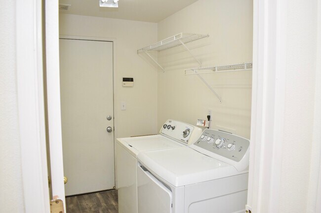 Building Photo - Great 3BD Ranch in Orchards- Gorgeous Laminate Floors Throughout!