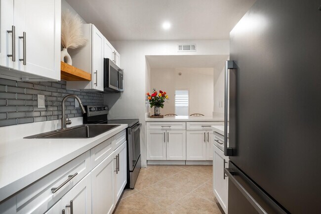 Building Photo - 927 N E St