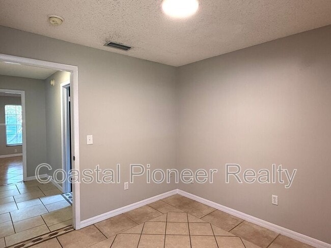 Building Photo - 1412 High Knoll Dr