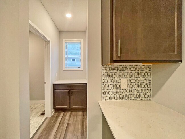 Building Photo - Sparkling, SPACIOUS Like-New Home with 3 B...