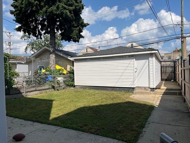 Building Photo - 4345 S Artesian Ave