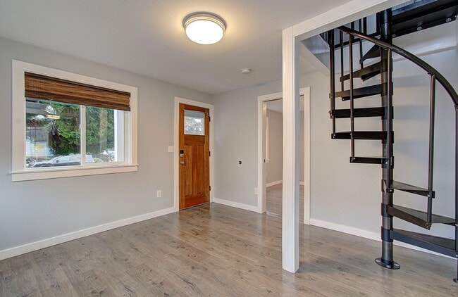 Building Photo - Charming 1+bd, 1ba Bungalow w/ Renovated Attic