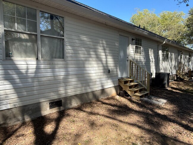 Building Photo - 121 Clyde Dr