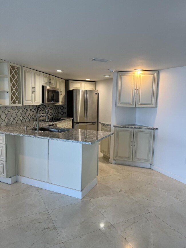 Building Photo - 5600 N Flagler Dr