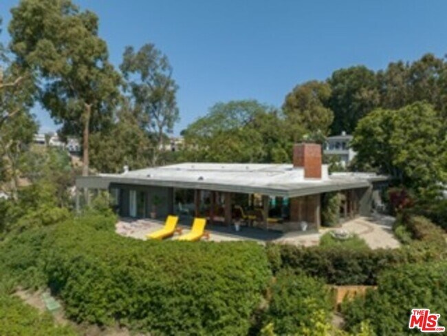 Building Photo - 1450 Davies Dr