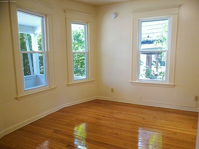 Building Photo - Available 8/1/26- Spacious and Open Two St...