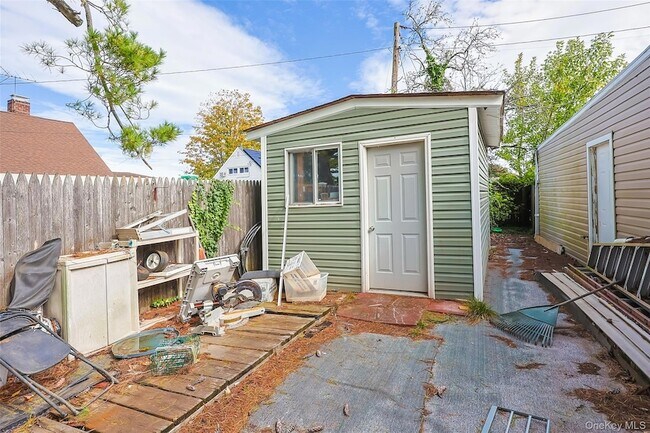 Building Photo - 201 Sprucewood Dr