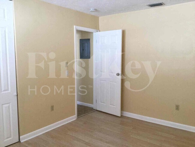 Building Photo - 8801 N Bermuda Dr