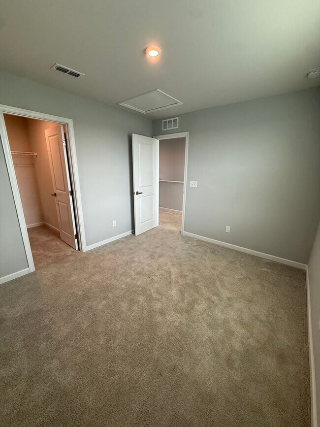 Building Photo - Like-New 4BR Home in Christiana | Open Floor Plan + Large Backyard!