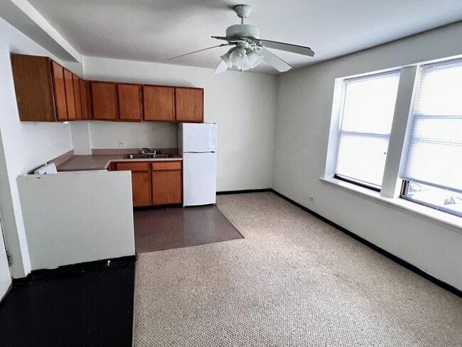 Building Photo - 3933 N Clarendon Ave