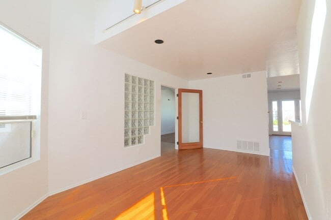 Building Photo - 3 bed/ 2 bath house in University city! Pool/ yard w 2 car garage! Remodeled kitchen and updated ...