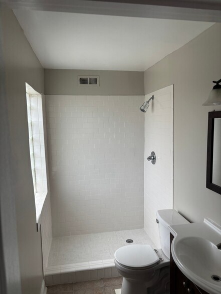 Building Photo - 1209 Covedale Ave